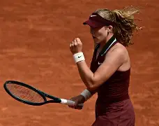 九游娱乐-阿扎伦卡巅峰对决，库里与50激战公牛分钟，高光表现胜负难料！的简单介绍